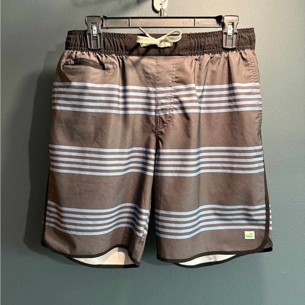 Vuori Banks Shorts in Size L